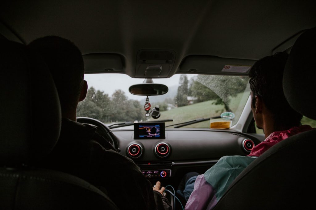 Deux personnes assises en voiture